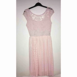  - Jättefin klänning från only. Använd en gång till skolavslutning. Köpt för 499kr  Frakt ingår