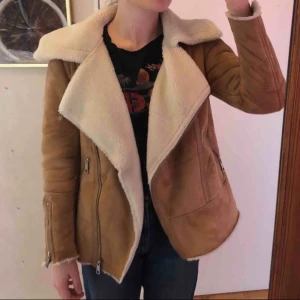  - Jättefin höst/vinterjacka i mackaimitation med teddy-foder. Inköpt förra vintern så använd men inte sliten alls, det enda är att fodret längst mer blivit lite mörkare. Dock inget som syns när man har på sig den! Nypris 750 Frakt 58 kr