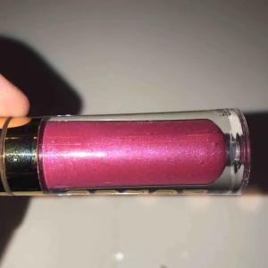  - Läppglans från buxom. Färgen Jill. Aldrig använd endast öppnat. Lätt lip plump effekt. Frakt: 10kr skicka meddelande vid frågor eller mer bilder💗