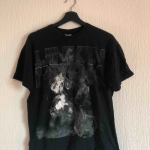  - Linking Park Tröja stor M För kvinna och vanlig M för man. Kan hämtas i Malmö eller Hässleholm, kan skickas då köpare betalar frakt. OBS! Finns katt i hem. 