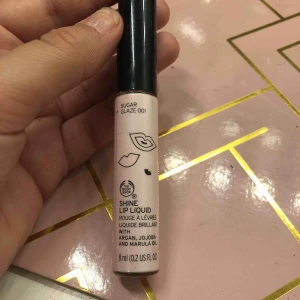  - The Body shop Sugar Glaze Shine liquid lipstick. Endast swatchad. Superfint gloss som ger glitter. 