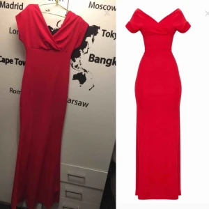  - Röd Off The Shoulder Klänning i storlek 36 Har bara använt den en gång (på min bal) säljer för har ingen användning av den längre Klänningen sitter jätte fint på och kan även användas som kortärmad klänning  