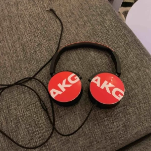  - AKG hörlurar, köpta för att använda till mitt Xbox men det fungerade inte... använda 2 gånger