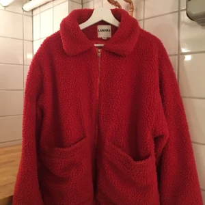  - Teddyjacka från I.AM.GIA storlek XS men oversize. Köpt förra vintern och är i bra skick! Pris kan diskuteras. Finns i Stockholm annars kan jag frakta! 