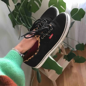  - Knappt använda vans! Något små i storleken skulle jag säga, mer mot en 37a 👟👟 kan mötas upp i Stockholm, vid frakt står köparen för frakten.