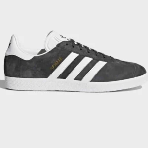  - Säljer ett par gråa Adidas Gazelle då de är lite för små för mig. De är använda endast ett fåtal gånger och ser nästan helt nya ut! Storleken är 38 1/5 men passar även de som har 39! (Köparen står för frakten) 🥀✨