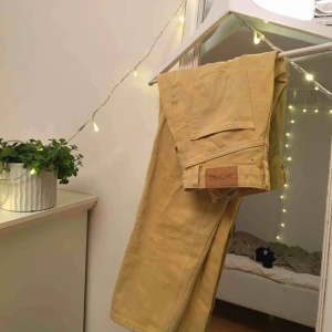  - Superfina jeans från Monki, använda 1 gång så är i perfekt skick! Köparen står för frakt 