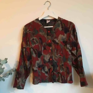  - Säljer denne gulliga skjortan som knappt är använd. Köpt second hand.  Mötes upp i Göteborg eller skickas. Frakt 40kr tillkommer.