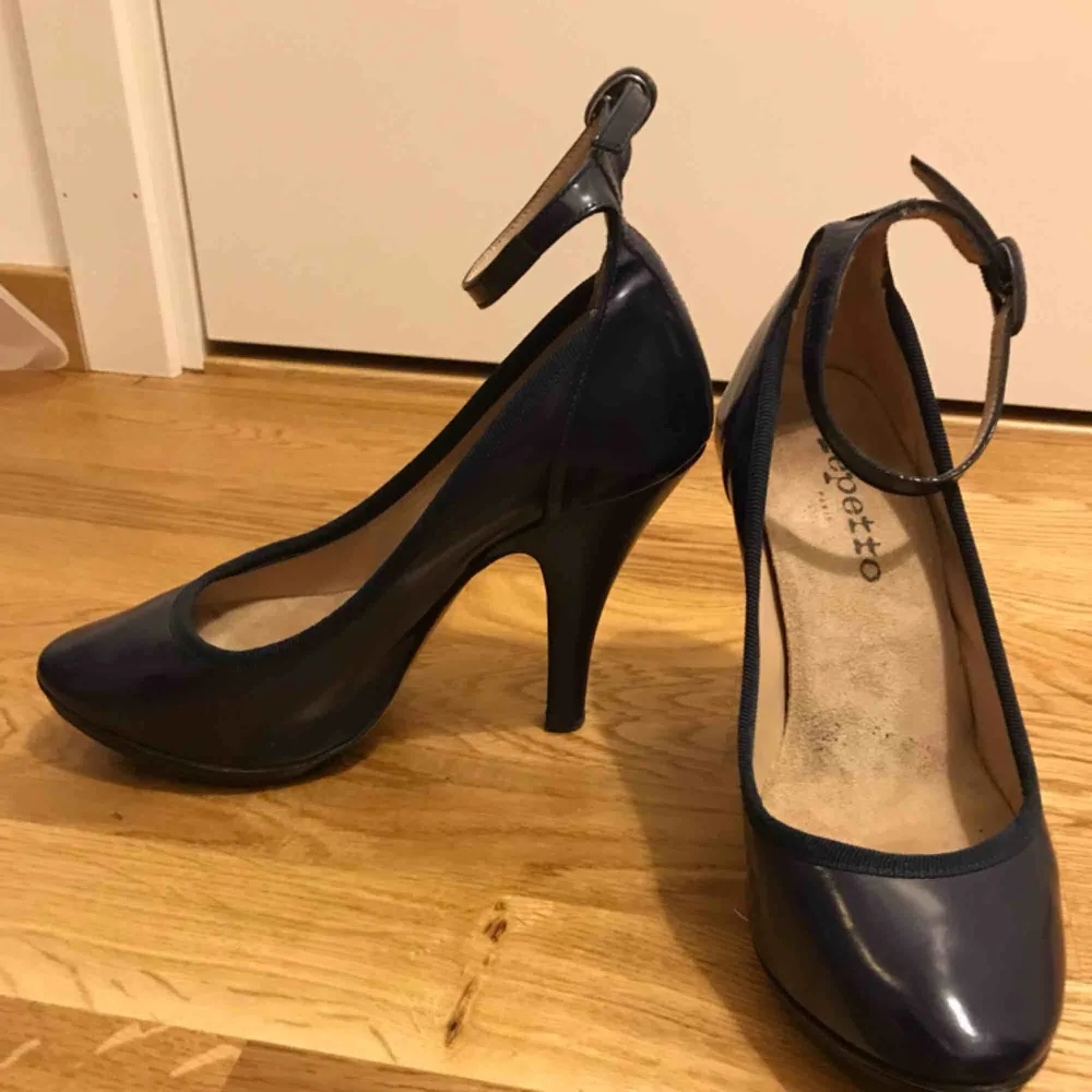 High heels, 9,5cm, navy blue, from the brand Repetto from France. New, never worn. Skor.