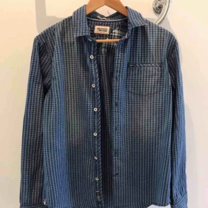  - Tommy Hilfiger-skjorta, blårutig. Nyskick, aldrig använd!  Finns i Karlstad, kan skickas!  (Herrmodell) 