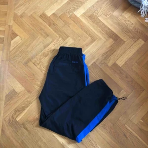  - Byxor från junkyards egna märke. Tyget är samma som en vindjacka/tält. Använt dom en gång . Köpte dom för ca ett år sen men har inte kommit till användning.  Frakt ingår 