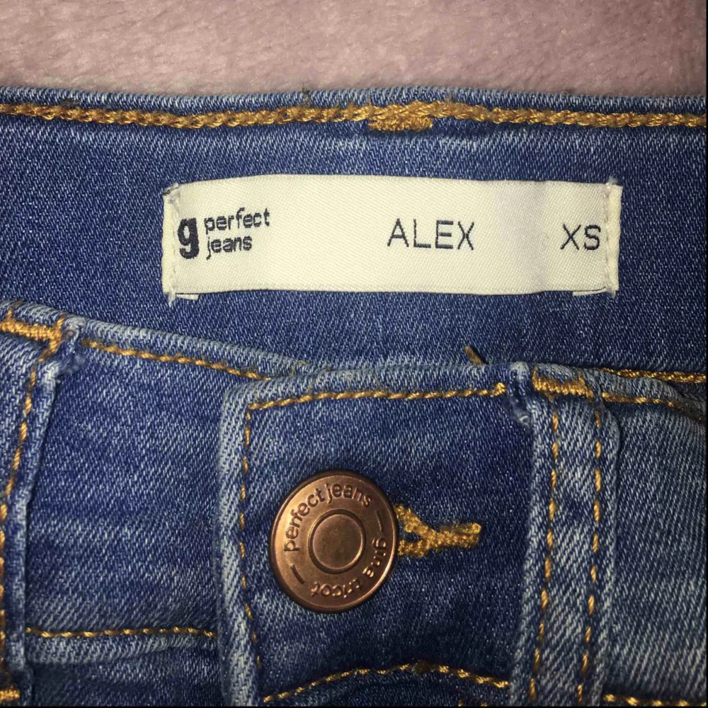 Alex low waist jeans från Gina tricot storlek xs.  Nypris:299kr. Använda fåtal gånger och är i bra skick, säljes pågrund av att jag växt ur dom. Priset kan diskuteras. Tar enbart betalt via Swish. Kontakta mig om du har frågor eller vill ha mer bilder!💞. Jeans & Byxor.