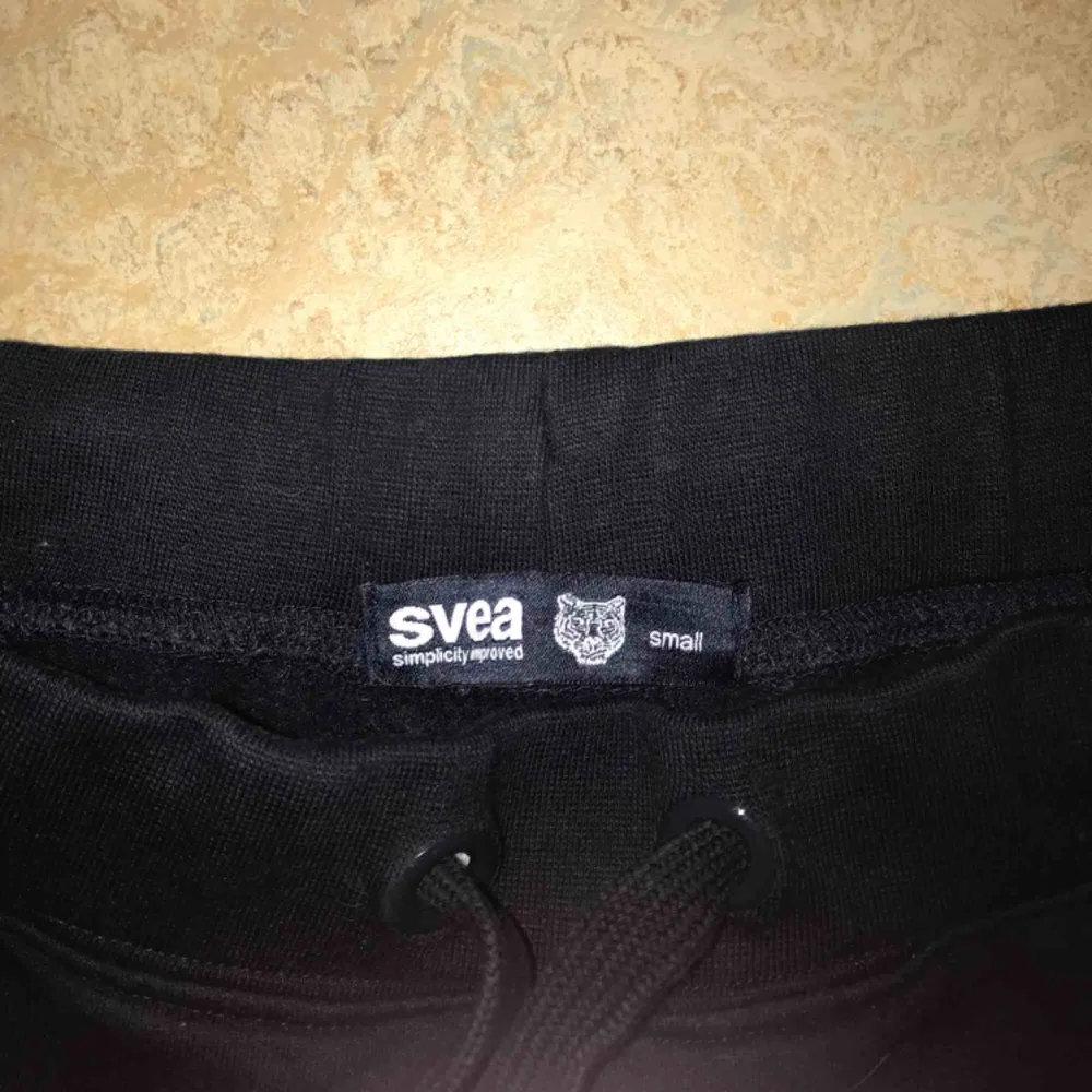 Äkta Svea mjukisbyxor💙 Mörkblåa💙 200 kr, 215 med frakt💙 450 i nypris💙 Aldrig använda💙. Jeans & Byxor.