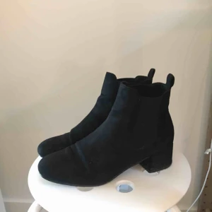  - boots i mockaimitation från topshop. märkta 39 men känns mer som 38. sparsamt använda.