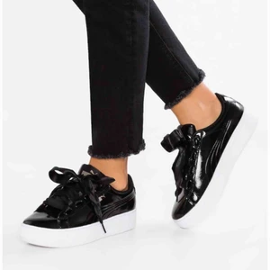  - Sköna och snygga puma skor i lack-imitation. Använda ett fåtal gånger, men är tyvärr lite små för mig! Köpte dem för 1000kr, frakt kostar ca 80kr som köparen betalar!