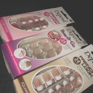  - Lösnaglar helt nya!  Oöppnade och säljer pga: kommer aldrig använda, styckpris:35 Alla 3:100💕