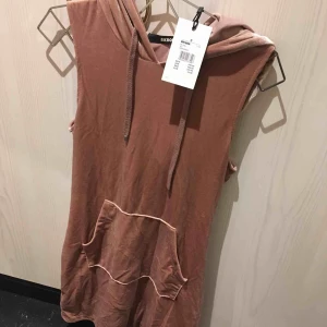  - Jättesnygg klänning i streetmodell med huva! dusty pink/smutsrosa i  färgen. Oanvänd, prislappen kvar. 