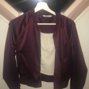  - Vinröd tunnare bomberjacka