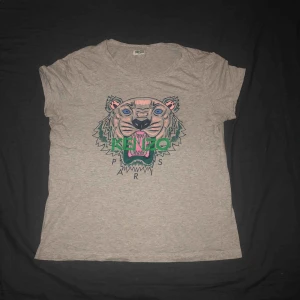  - Fin grå kenzo tröja, bra passform och jättefin på kroppen. 