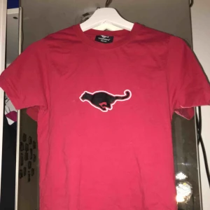 - Röd T-shirt från Bagheera. Fin att ha under långärmat