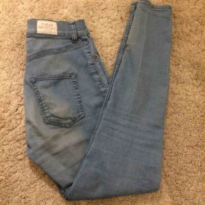  - Passar S möjligen M, då sitter dom tight. Dom är väldigt stora för mig som har XS så jag vet ej hur som sitter på S. Frakt tillkommer