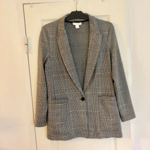  - Ny Grå kavaj i stl 44 köpt på damavdelningen   Passar M-XL beroende på hur en vill att den ska sitta Köpt i September 2018 och använd 1 gång 