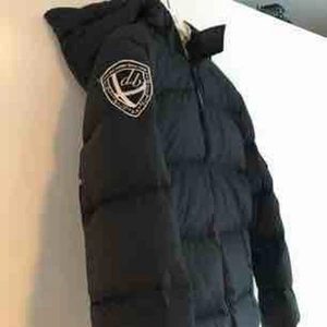  - Säljer min vinterjacka från D-Brand. Den är endast använd en gång så i gott skick. I storlek S, svart med vitt foder inuti. Supervarm!! Nypris 1900 Möts i Stockholm annars står köparen för frakten:)