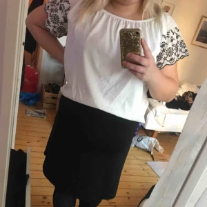  - Oanvänd vit blus från Hm 