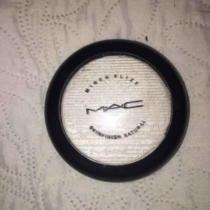  - Äkta Mac highlighter, bara swatchad! Köparen står för frakt!