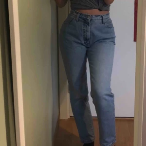  - Det står inte någon riktig storlek men skulle gissa på W28-31 L30-31 Aldrig använda då de inte riktgt är min stil. Jeansen är raka