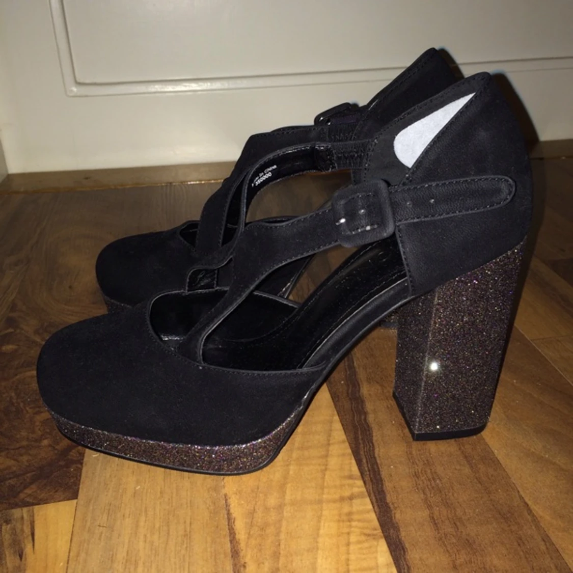 Aldrig använda. Köpt på monki säljer på grund av att dom är på tok förstora!  - 1394746644