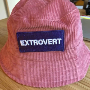  - Mössa från Monki! Aldrig använd. Storlek 56 cm.  Frakt ingår i priset!  Köpt för 180 kr 