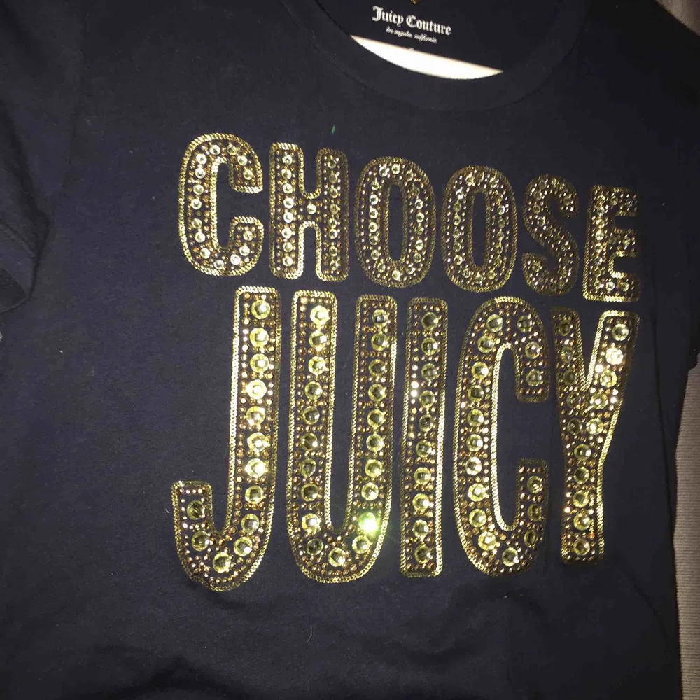 Mörkblå t-shirt från Juicy Couture, köpt i USA, knappt använd, säljs på grund av att den aldrig används.. T-shirts.