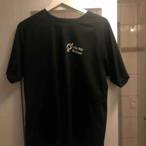  - En t-shirt från ett Uf företag, storlek L, 100 kr + frakt 🌺