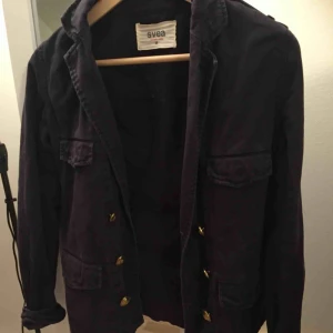  - Snygg tunn jacka från Svea. OBS! Säljer endast till personer som kan ta sig till Helsingborg för att köpa, skickar inget via post.