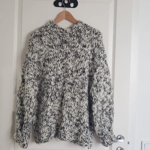  - Stor mysig tröja från Pull&Bear, använd 2 gånger så i perfekt skick! Storlek S men passar mig som har M då den är lite luftig. Varm och väldigt mysigt men kommer tyvärr inte till användning.. Träffas vid Tcentralen! Annars står ni för frakten =) 