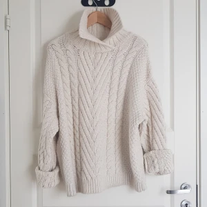  - Mysig och varm chunky nit tröja från Zara! Använd men fortfarande i bra skick! Frakt kommer kosta mycket så tror det blir bättre om vi mötas i stan =) Passar S och M!