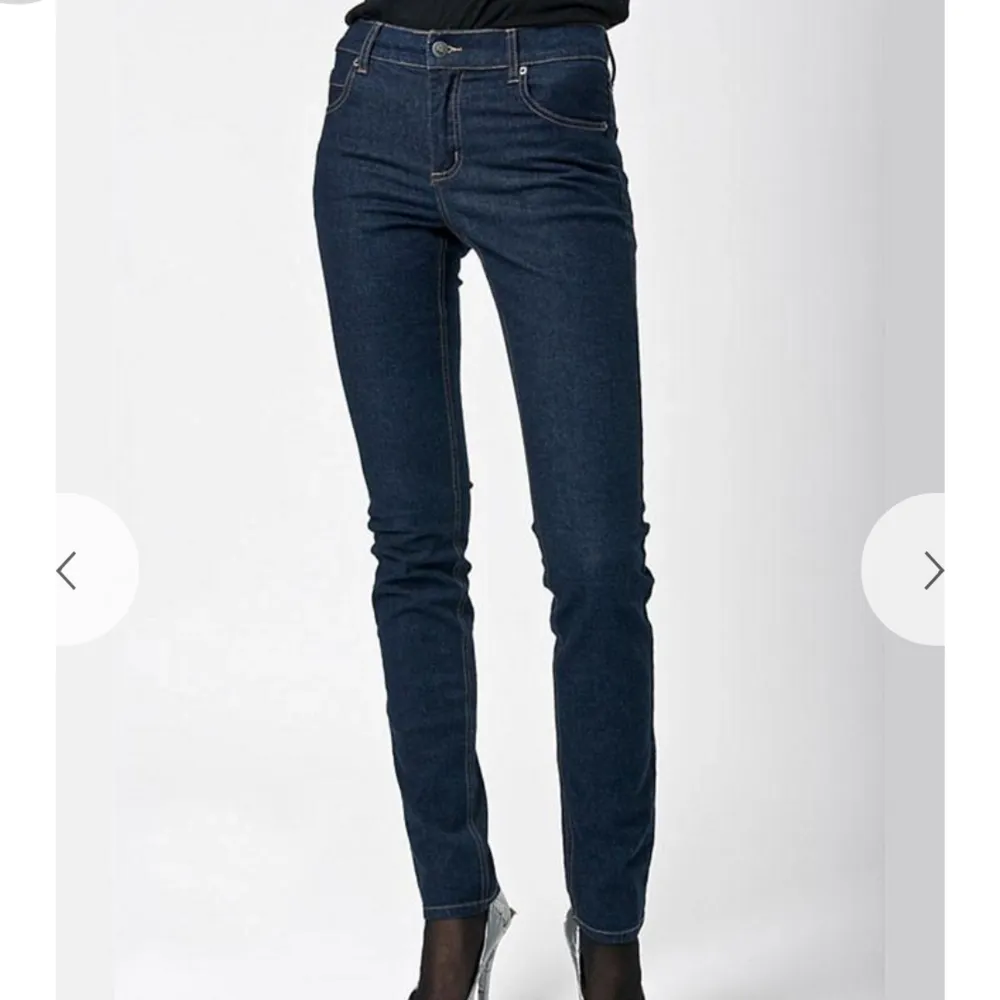 Riktigt snygga mörkblåa jeans från Cheap Monday i modell 