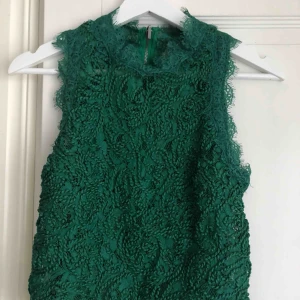  - Ett super snyggt grönt spetts linne 