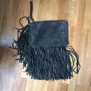  - Militärgrön mocka clutch med fransar