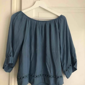  - En vacker blå blus, super skön!