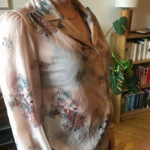  - fin halvtransparent blus köpt på second hand. mkt gott skick!
