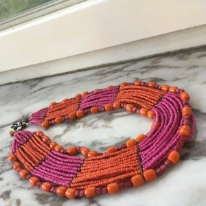  - sjukt fint halsband med härliga färger. hämtas i sthlm eller skickas om du betalar frakt. säljer massor (kmr mycket nytt i dagarna), mängdrabatt finnes! 