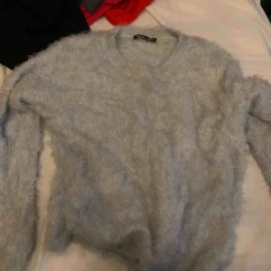  - Fluffig tröja från Gina tricot. Knappt använd. Frakt ingår