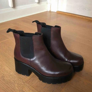  - Säljer dessa sjukt snygga boots från Vagabond. Inköpta förra året men aldrig använda då jag har ett par som är snarlika. Klacken är 72 mm. För mer info kan en gå in på Vagabonds hemsida och söka på modellen, (denna färg har dock utgått). 