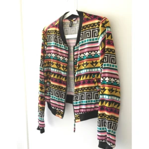  - Fin tunnare jacka/kofta i storlek 40, men liten i storleken. Använt skick men inga hål eller fläckar.  Kan skickas :)