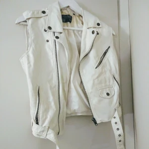  - Väst i läderimitation. Normalt begagnat skick, alla blixtlås fungerar.