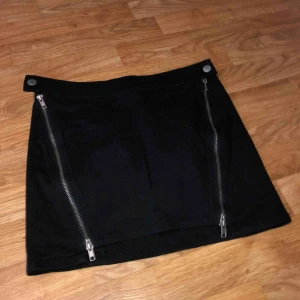  - Svart kjol med dragkedjor som detaljer i storlek s. 50kr. Finns i Norrköping eller så tillkommer fraktkostnad på 40kr.