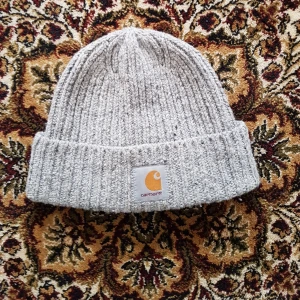  - Carhartt mössa stickad grå. Köparen står för frakt ca 50kr.