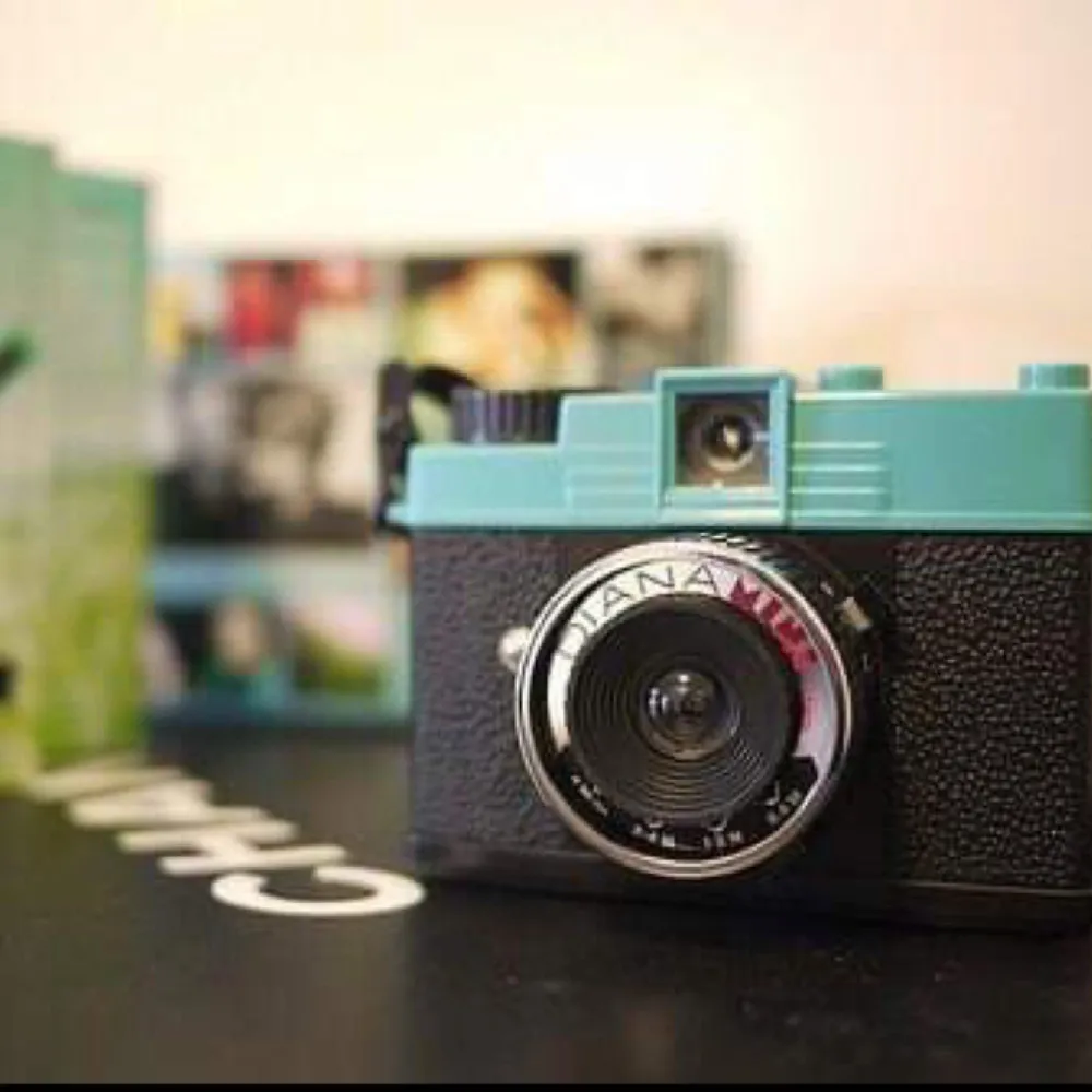 Min älskade analoga kamera Diana Mini av märket Lomography. Toppskick!  Liten och behändig. Tar unika bilder. Olika filmer och överlappningar ger bilderna häftiga effekter.   Nypris är 599:-. Accessoarer.